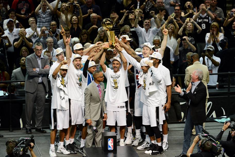 Gli Spurs sollevano il Larry O&#39;Brien Trophy (Nba)